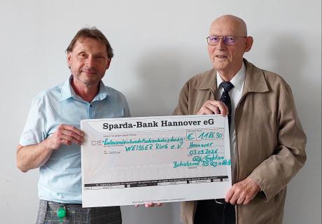 Übergabe des Spendenschecks zwischen GDL Mitarbeiter und WR Mitarbeiter